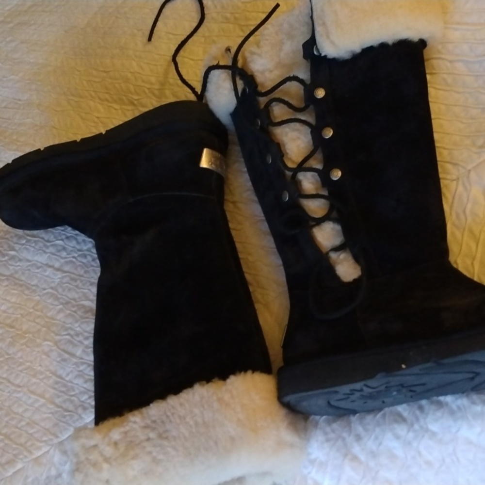Ugg lace 100% lambskin, size 5, brand new, excellent condition, rubber sole.